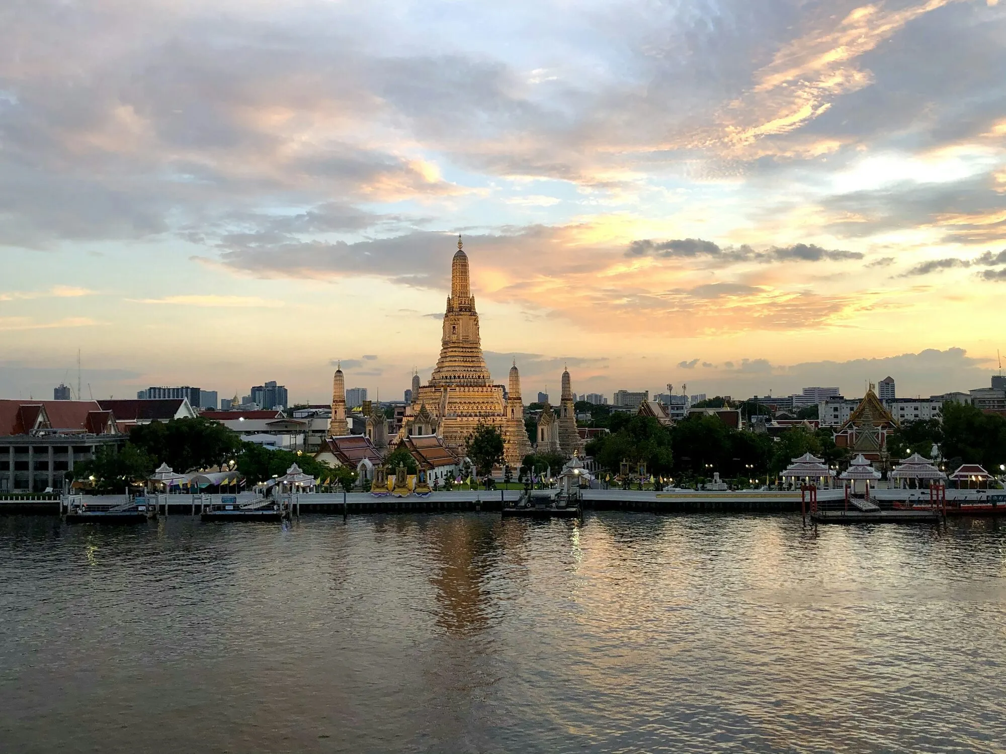 Tag 1: Ankunft in Bangkok - Abendessen auf einem Kreuzfahrtschiff