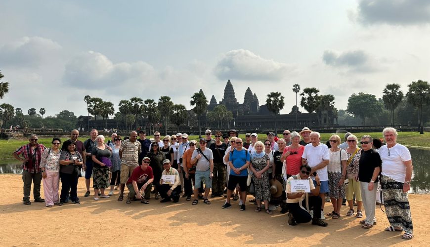 Eine spanische Reisegruppe von Metta Voyage vor Angkor Wat, Kambodscha