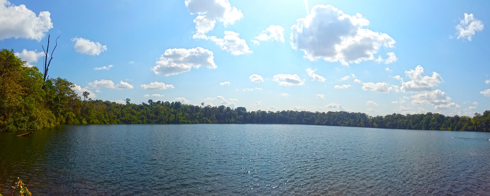 <span>Tag 2</span> Nach Ratanakiri: Wasserfälle und der Kratersee Yeak Laom