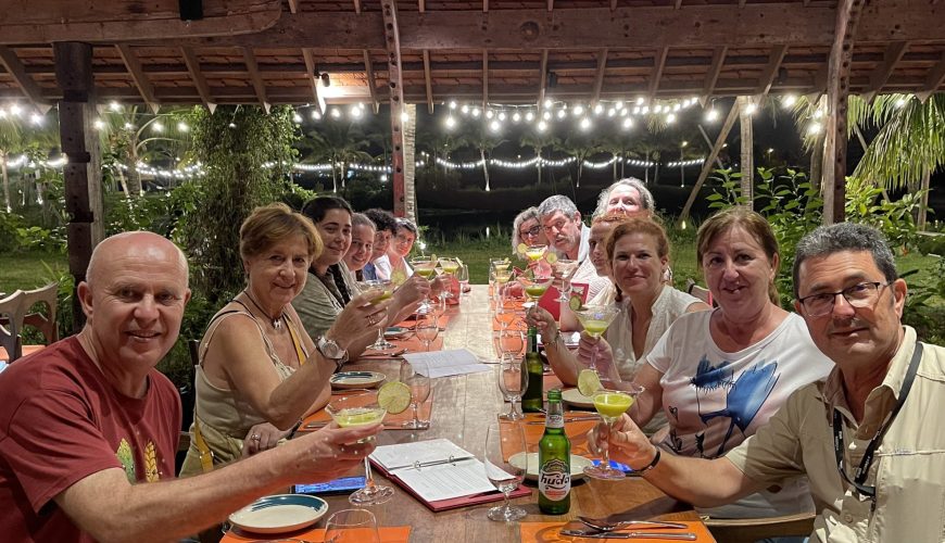 Gäste von Metta Voyage beim gemeinsamen Abendessen in Vietnam