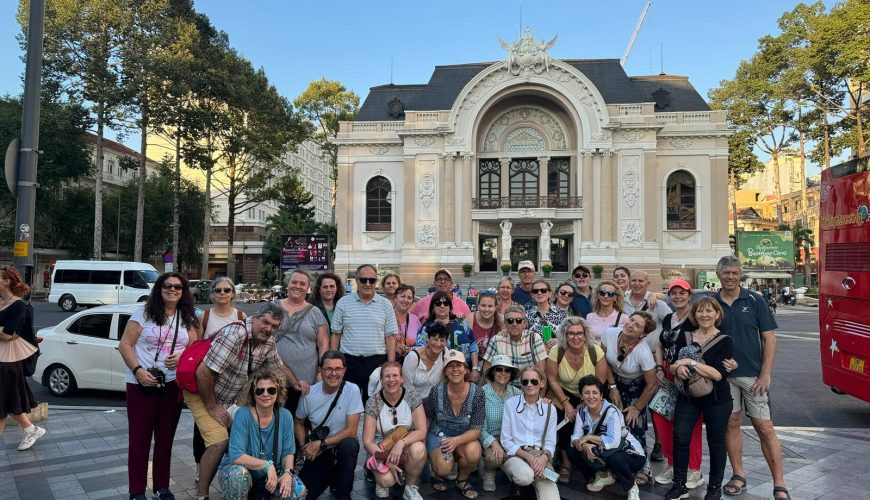 Gäste von Metta Voyage vor dem Opernhaus in Ho-Chi-Minh-Stadt