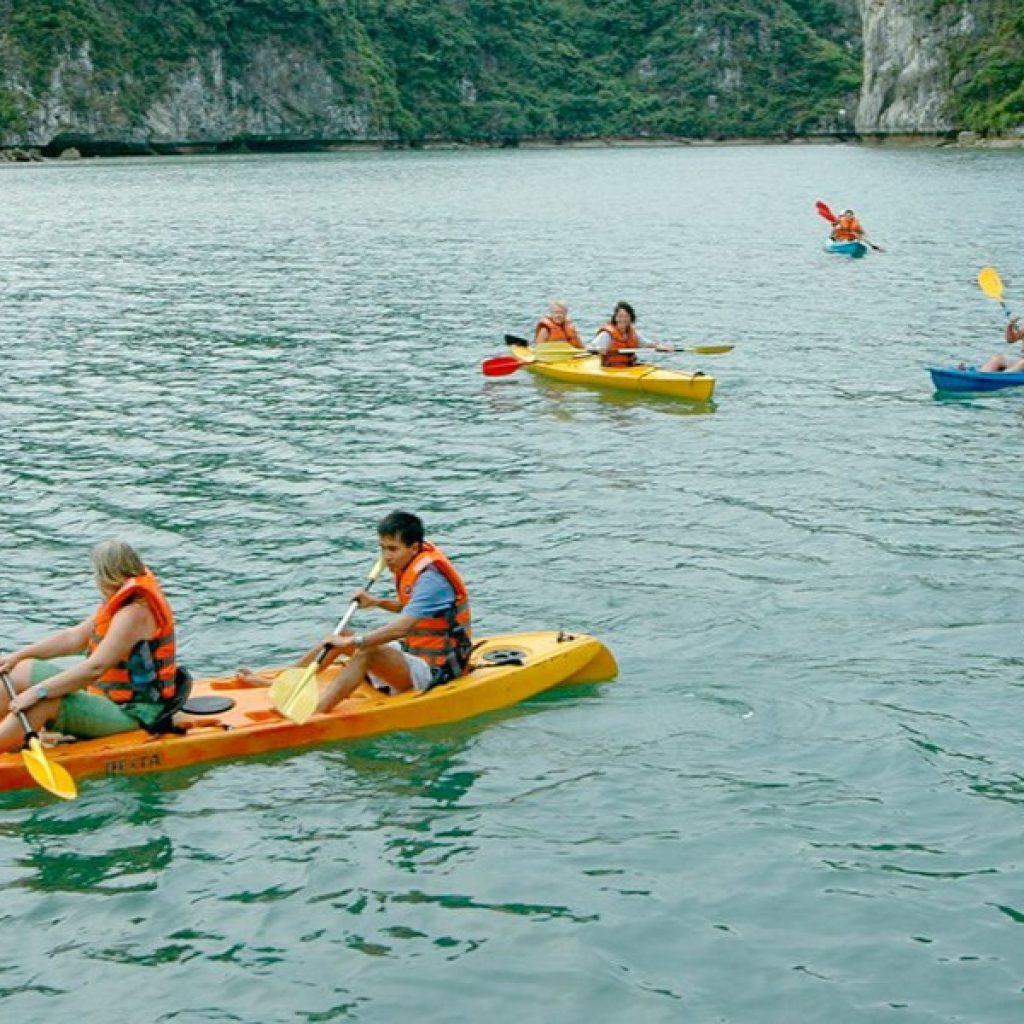 kayaking in halong bay