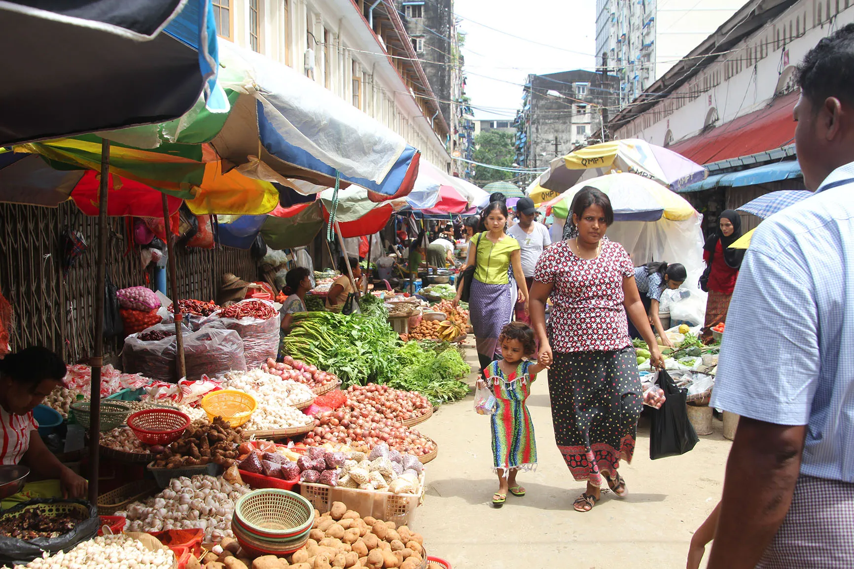 yangon street market copyright jono vernon powell.jpg