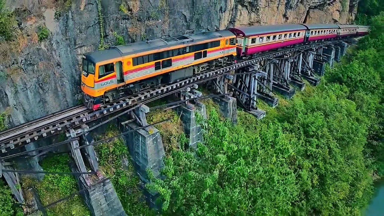 Día 3: Bangkok - Kanchanaburi - Excursión de día completo al "Ferrocarril de la Muerte" y al Puente sobre el Río Kwai (D/A)
