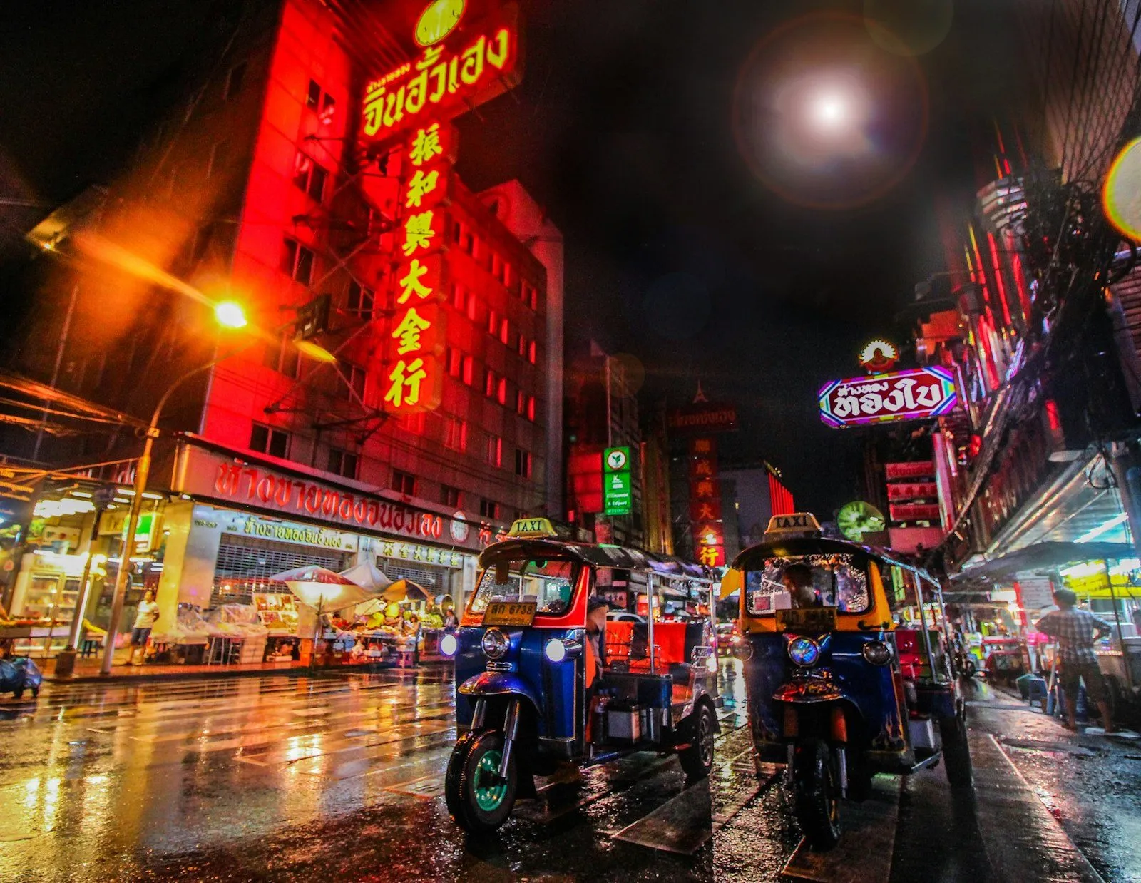 DÍA 1:  Llegada a Bangkok – Visita de los templos por medio día