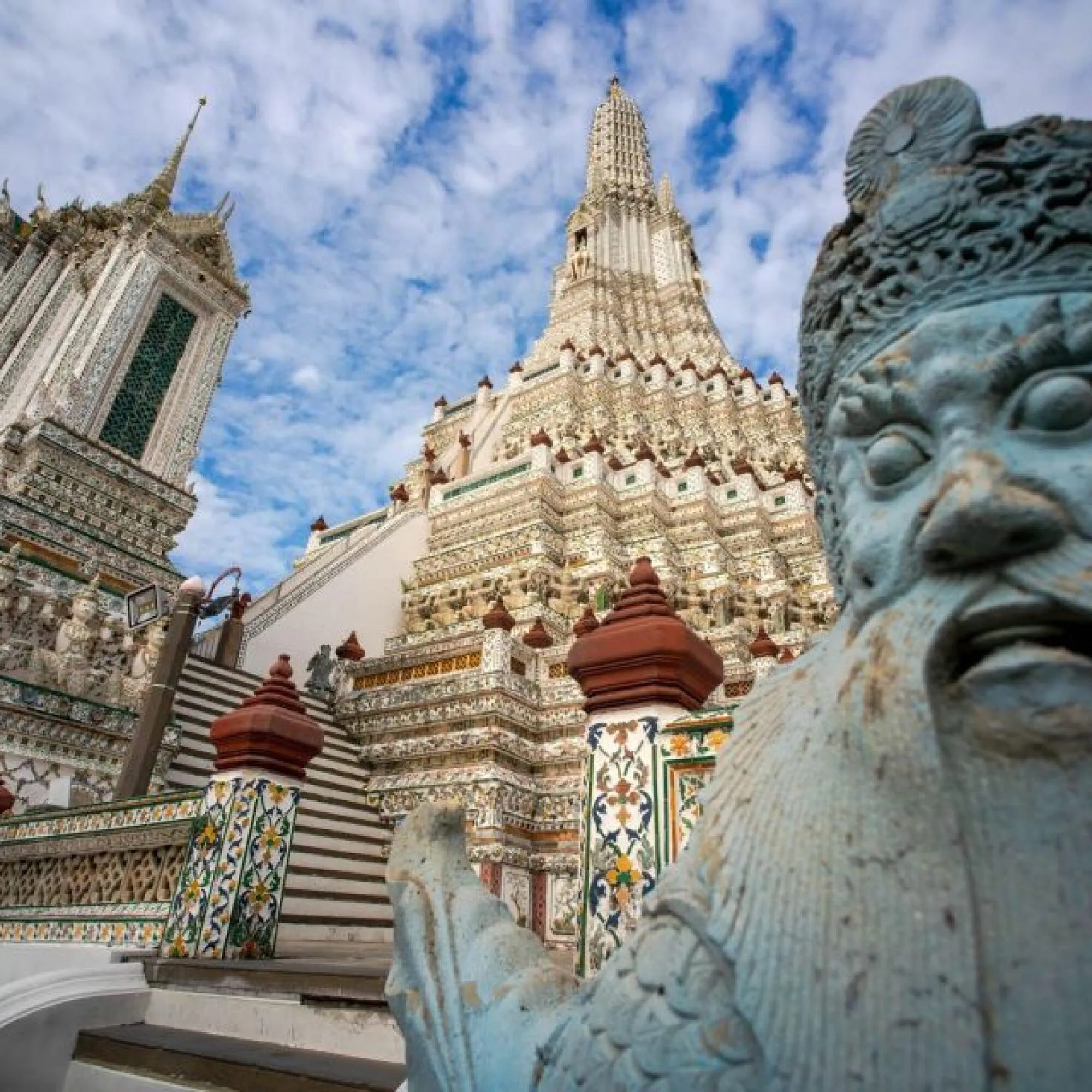 DÍA 1: LLEGADA A BANGKOK - EXCURSIÓN POR LOS KLONGS (CANALES) Y WAT ARUN