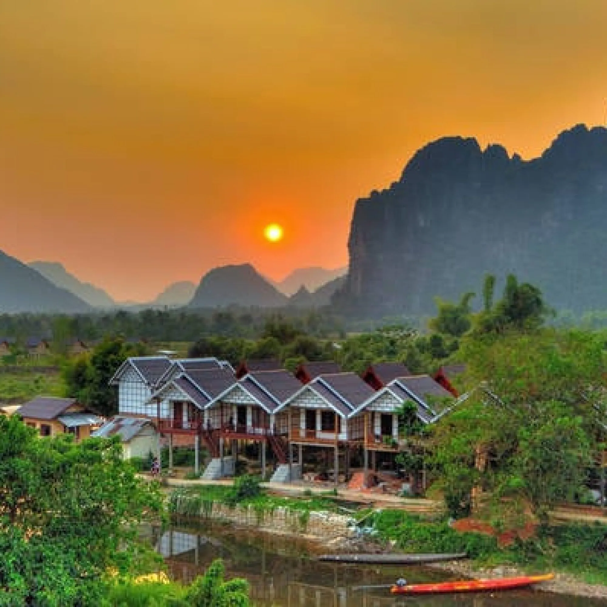 Día 3: Vientiane – Vang Vieng en tren – Cueva de Tham Jang – Blue Lagoon (D)