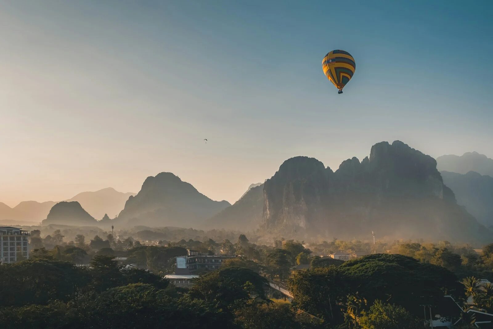 DÍA 1: LLEGADA A LUANG PRABANG – CEREMONIA DE BACI