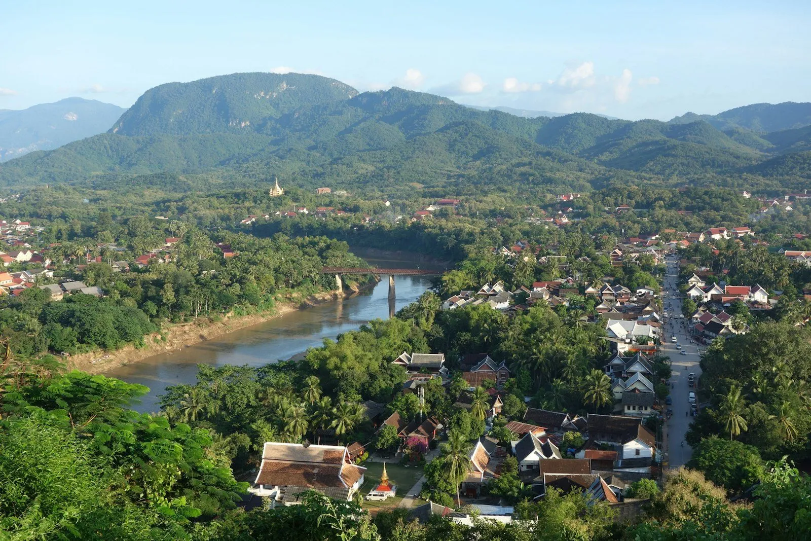 DÍA 5: RÍO DE MEKONG – CUEVAS DE PAK OU – PAKBENG (D/A/C)