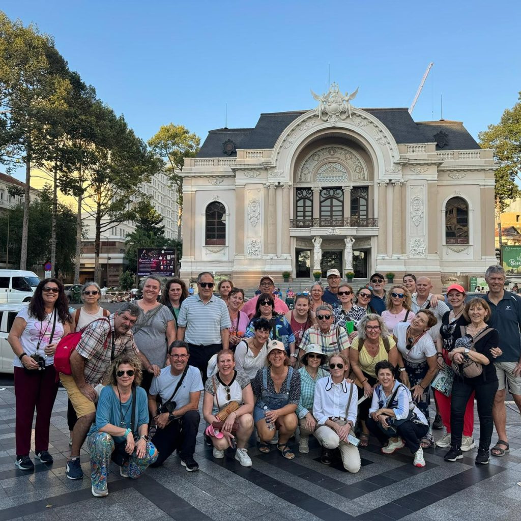 Viajeros de Metta Voyage frente a la Ópera de Ho Chi Minh