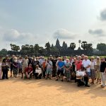 Un gruppo di ospiti spagnoli di Metta Voyage davanti ad Angkor Wat, Cambogia