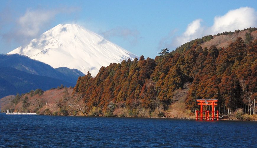 Il monte Fuji visto oltre il lago Ashi, nella zona di Hakone, Giappone