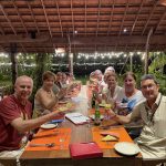 Viaggiatori Metta Voyage a cena all'aperto in Vietnam