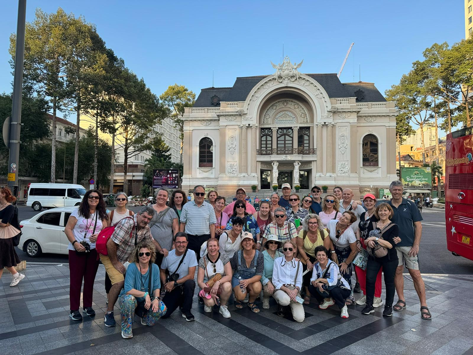 Ospiti di Metta Voyage davanti al Teatro dell'Opera di Ho Chi Minh City