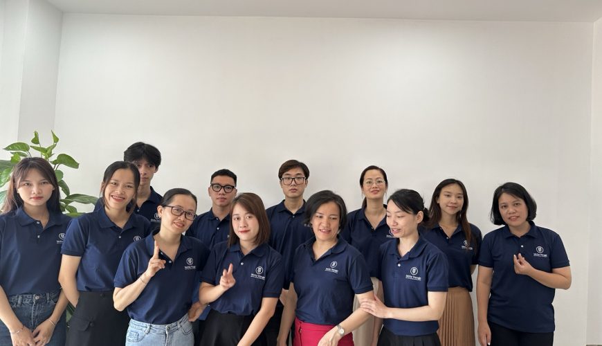 Nhân viên Metta Voyage mặc đồng phục chụp ảnh tập thể tại văn phòng