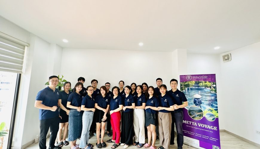 Nhân viên Metta Voyage đứng thành hàng trong ảnh tập thể