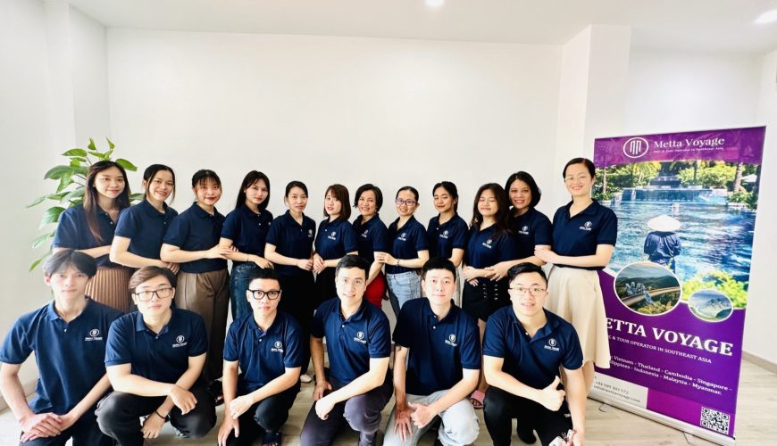 Đội ngũ Metta Voyage chụp ảnh cùng standee thương hiệu