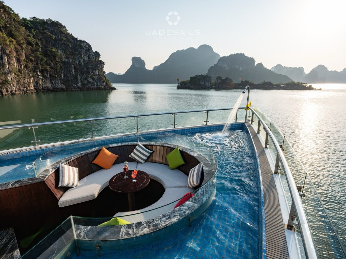 Boong có bể bơi của du thuyền JadeSail nhìn ra núi đá vôi trên vịnh