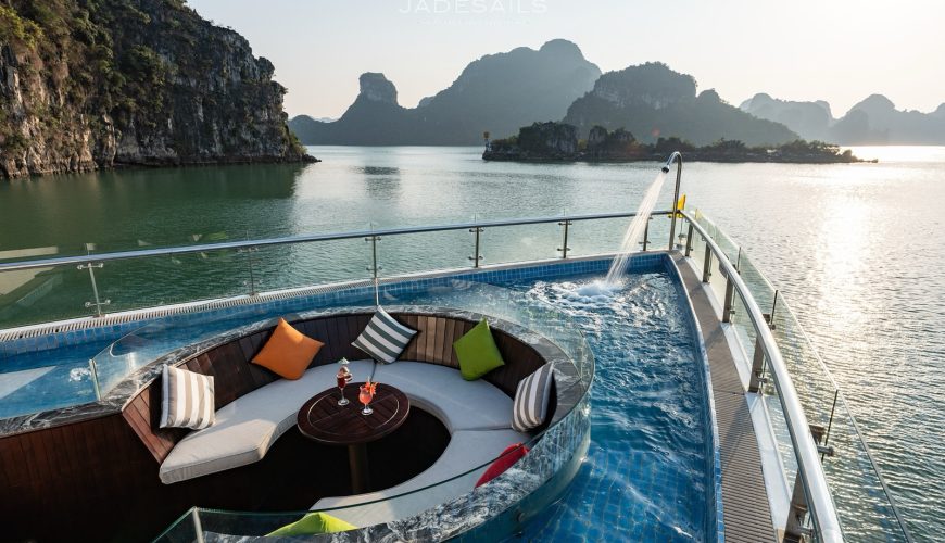 Boong du thuyền JadeSail có bể bơi, nhìn ra núi đá vôi trên vịnh