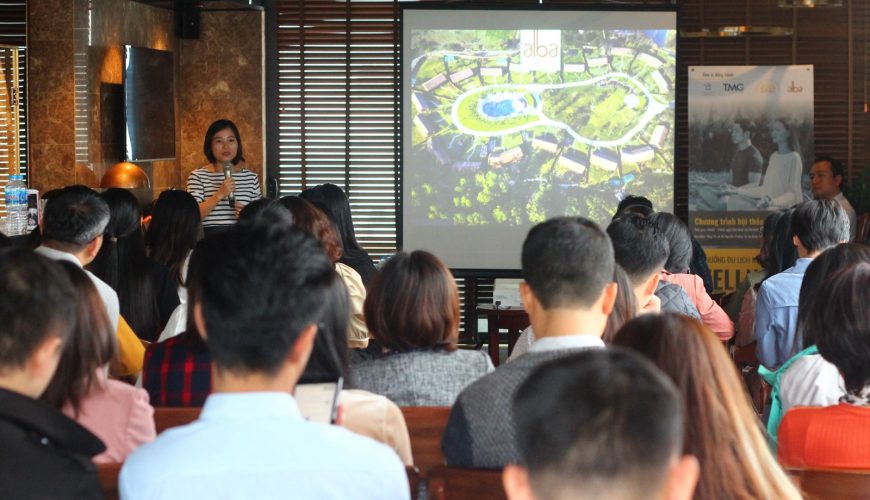 Diễn giả trình bày trước khán phòng tại sự kiện về du lịch chăm sóc sức khoẻ