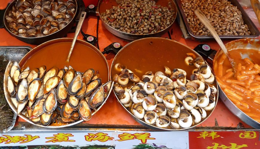 Quầy hải sản và đồ ăn vặt trên phố Vương Phủ Tỉnh, Bắc Kinh