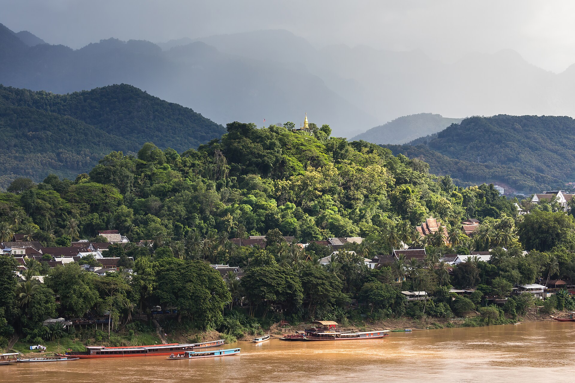 <span>Ngày 1</span> Đến Luang Prabang, hoàng cung và núi Phousi