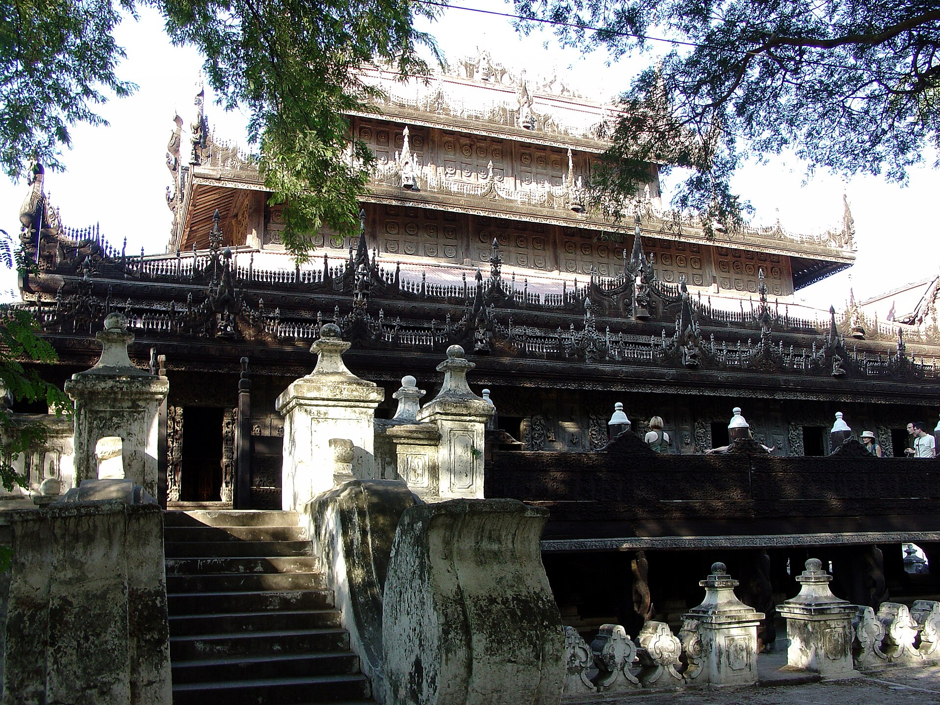 <span>Ngày 3</span> Bay đi Mandalay, các xưởng nghề, Shwenandaw và cầu U Bein