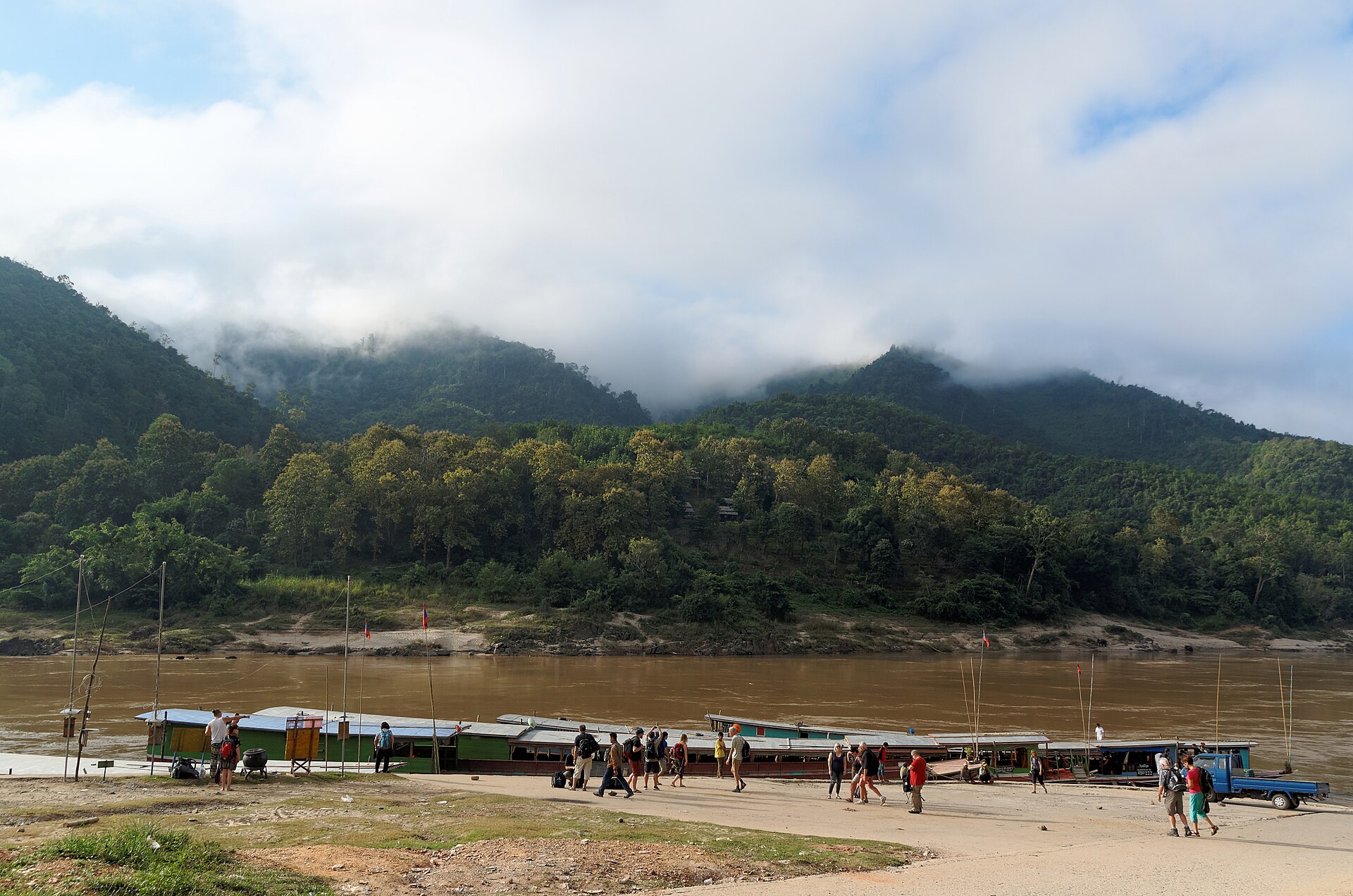 <span>Ngày 4</span> Thuyền sông Mekong tới Pakbeng qua động Pak Ou