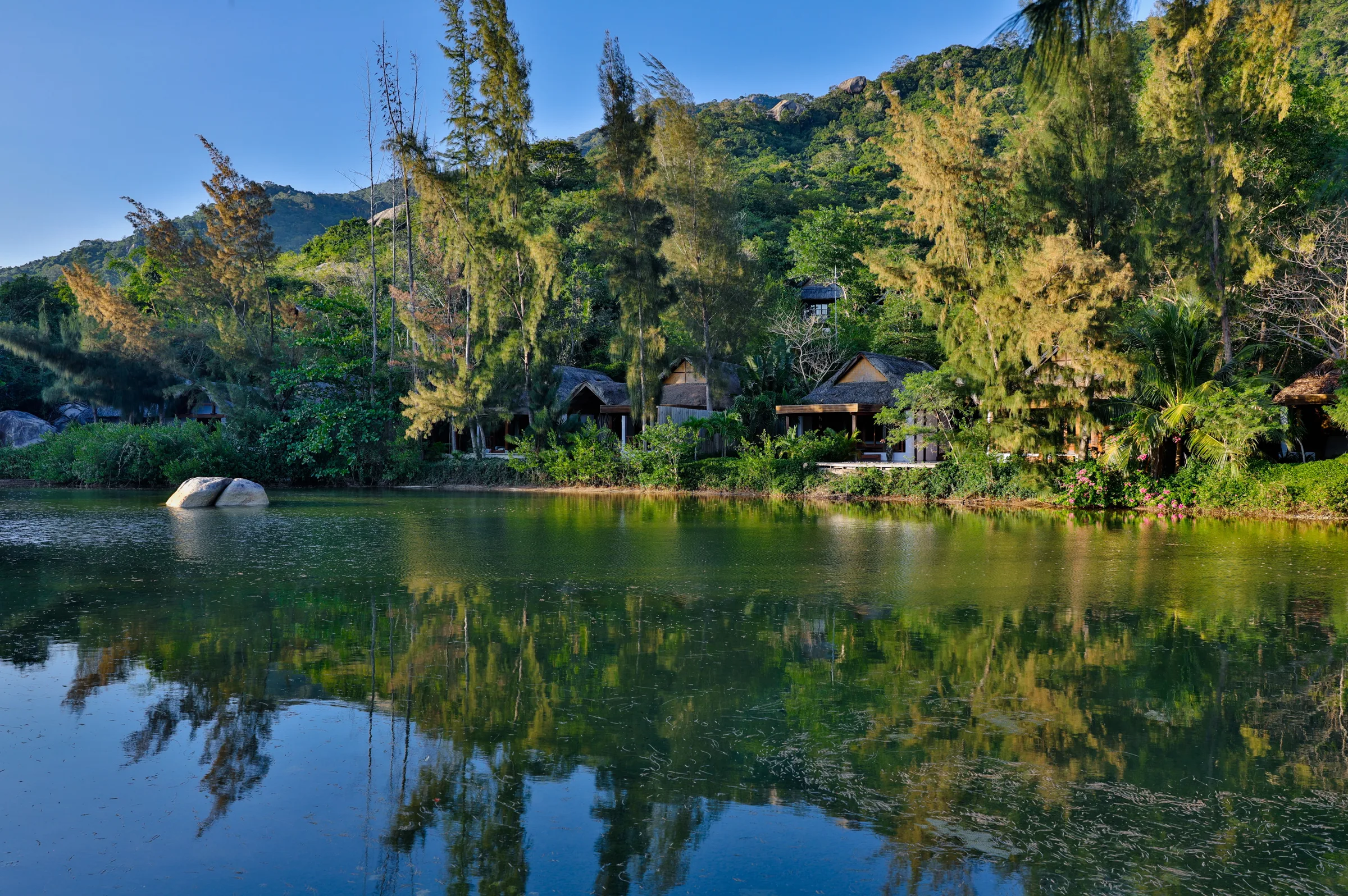Các villa bên đầm nước tại L'Alya Ninh Van Bay