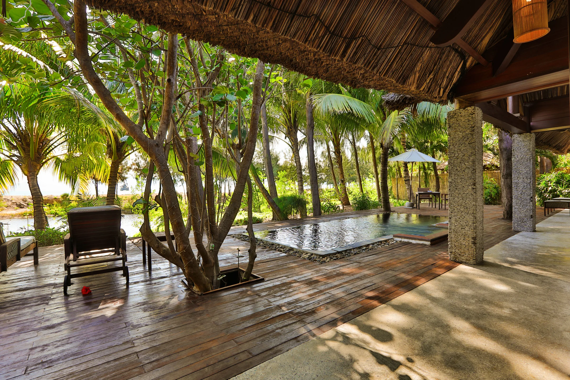 Tầm nhìn từ villa có hồ bơi bên đầm tại L'Alya Ninh Van Bay
