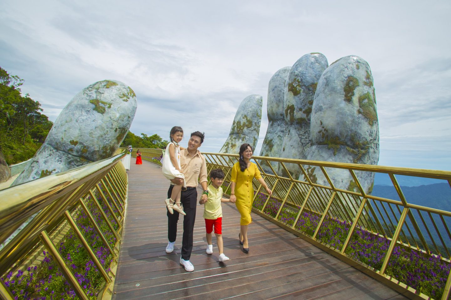 golden bridge hoi an