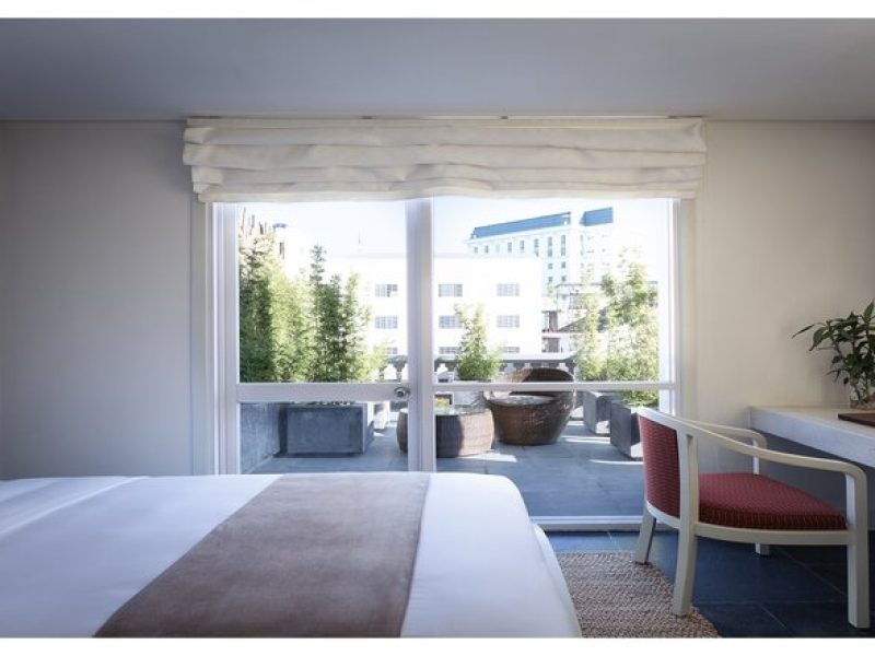 Connecting Room 