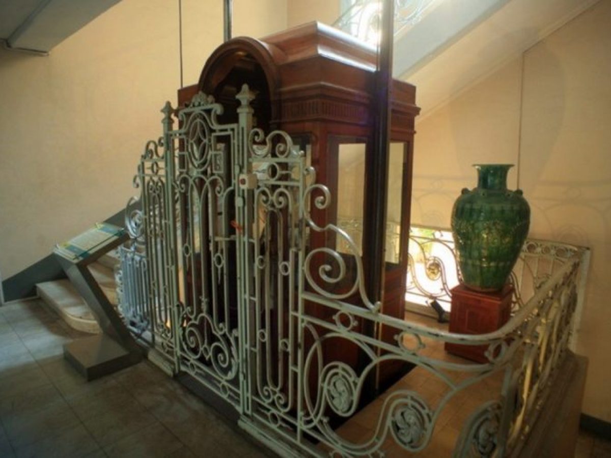 Thang máy trăm tuổi 