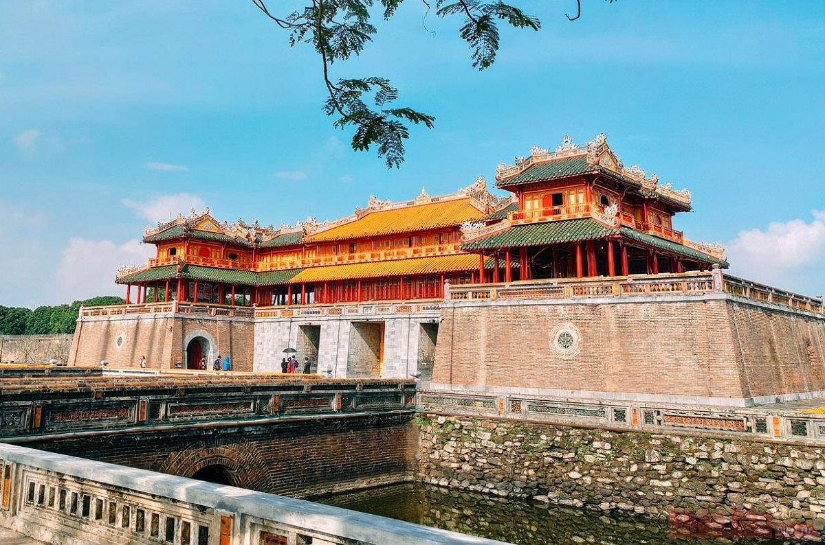 DAY 7 – Saturday: SJourney Train – Hue (B/L/D)