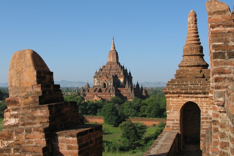 Htilominlo Temple and stupas on the plain of Bagan, Myanmar