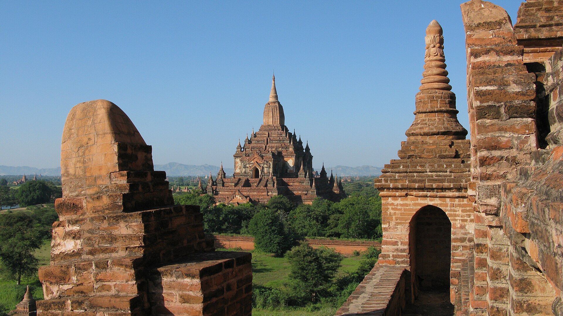 Le temple Htilominlo et des stupas dans la plaine de Bagan, Myanmar