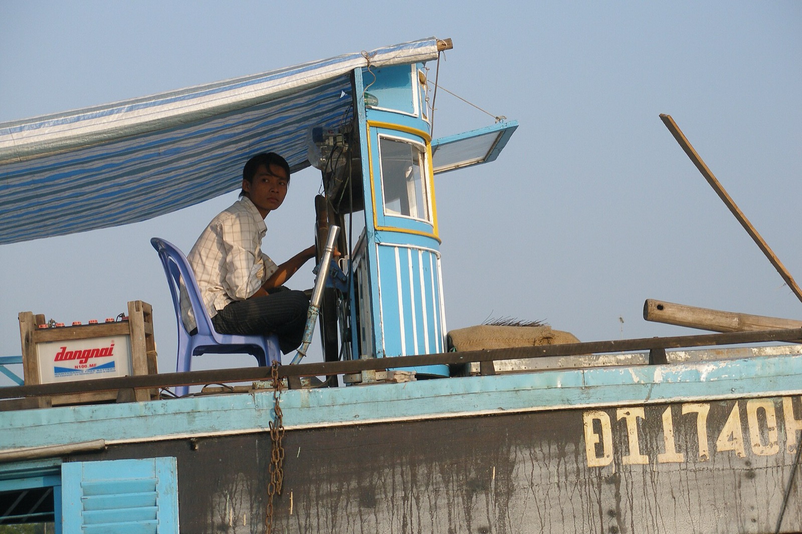 Barco no rio Bassac, no delta do Mekong