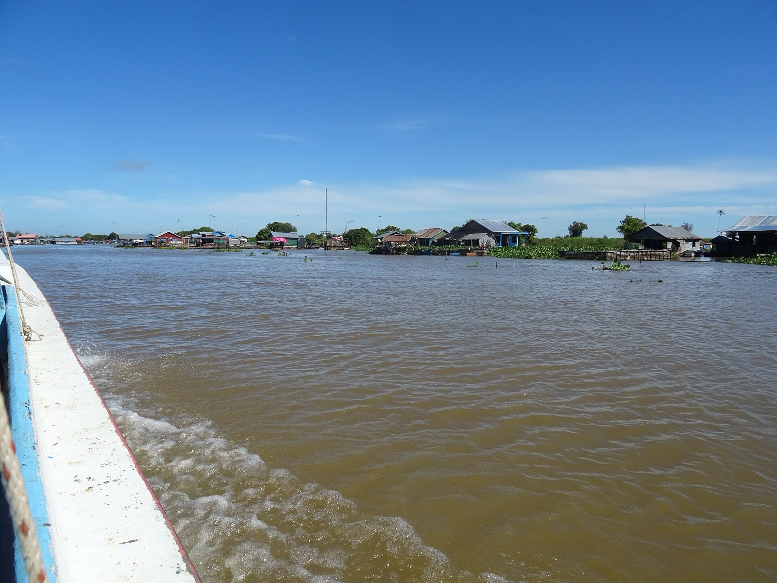 Vila flutuante no lago Tonle Sap, no Camboja