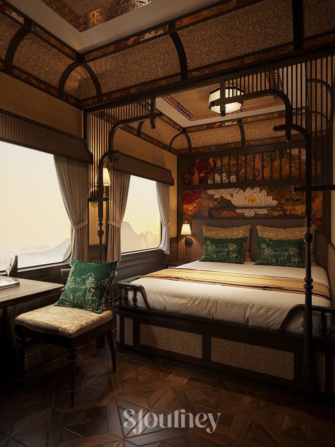 Camarote doble del tren sJourney, con cama de cuatro postes y un cuadro de laca con flores de loto