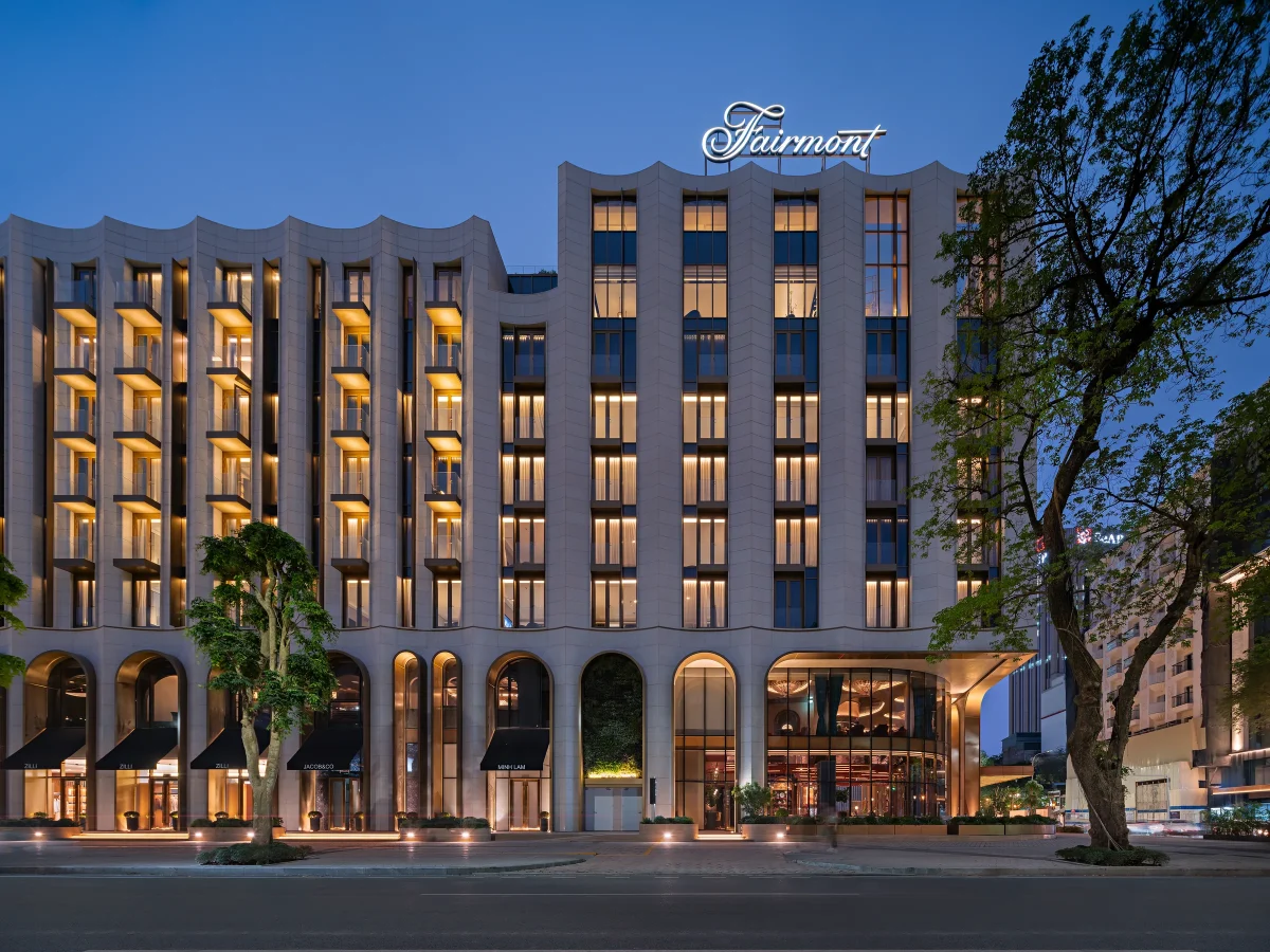 Fachada do hotel Fairmont Hanoi ao entardecer, em Hanói