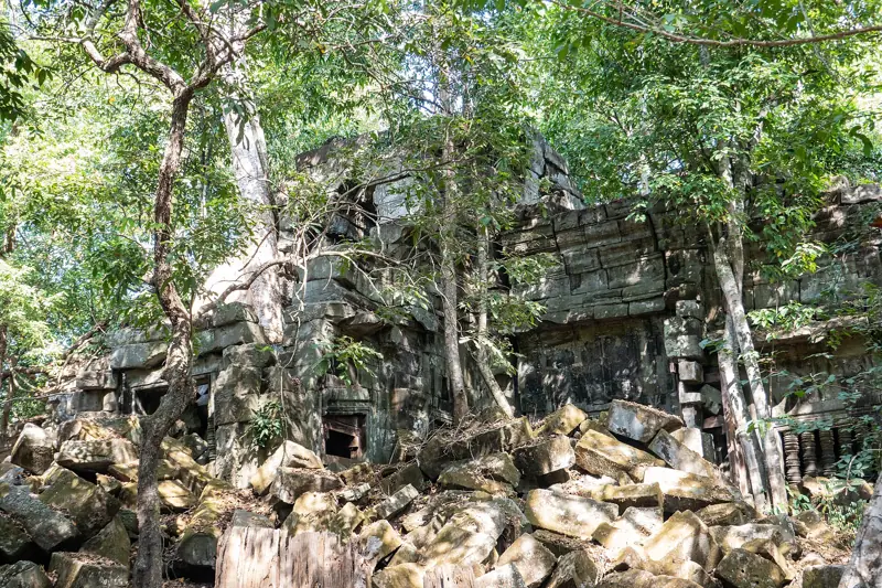 Beng Mealea, um mosteiro de vilarejo e uma massagem