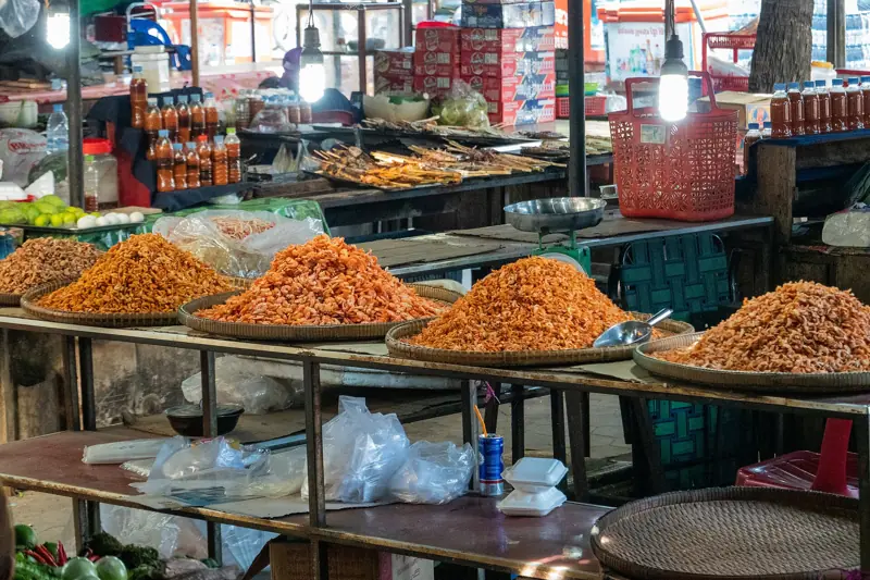 Marais salants, grotte de Phnom Chhnork et poivrières, déjeuner à Kep