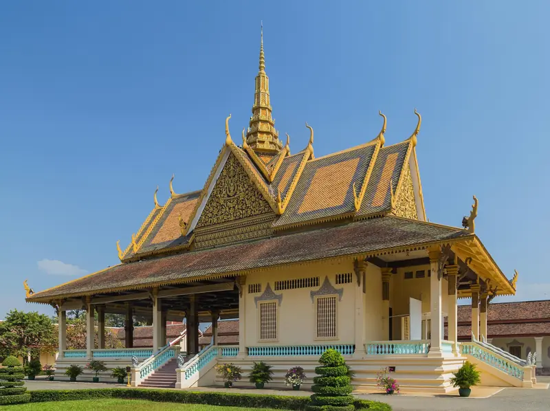 Chegada a Phnom Penh, Palácio Real e Wat Phnom