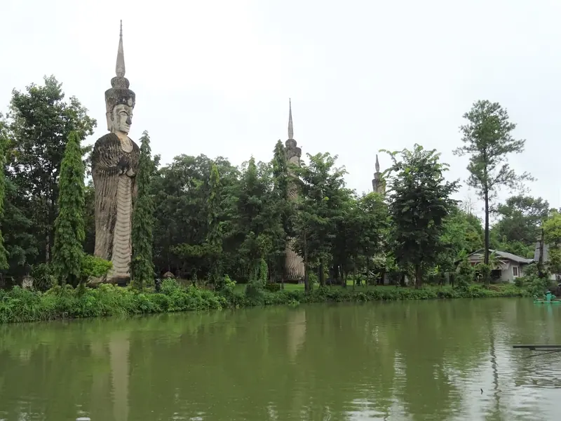Nong Khai, Sala Kaew Ku e voo para Bangkok