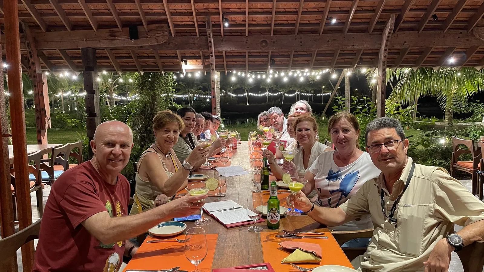 Jantar em grupo de viajantes da Metta Voyage no Vietnã