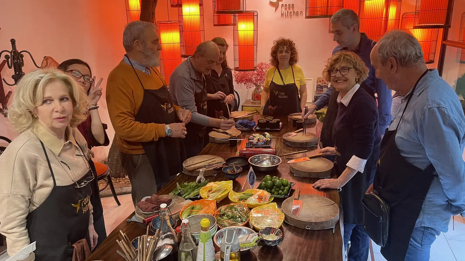 Aula de culinária vietnamita com um grupo da Metta Voyage, sob lanternas