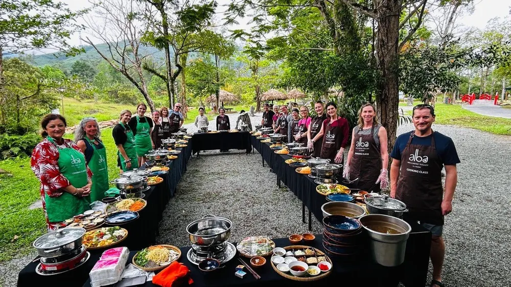 Una lezione di cucina di gruppo nella campagna vietnamita