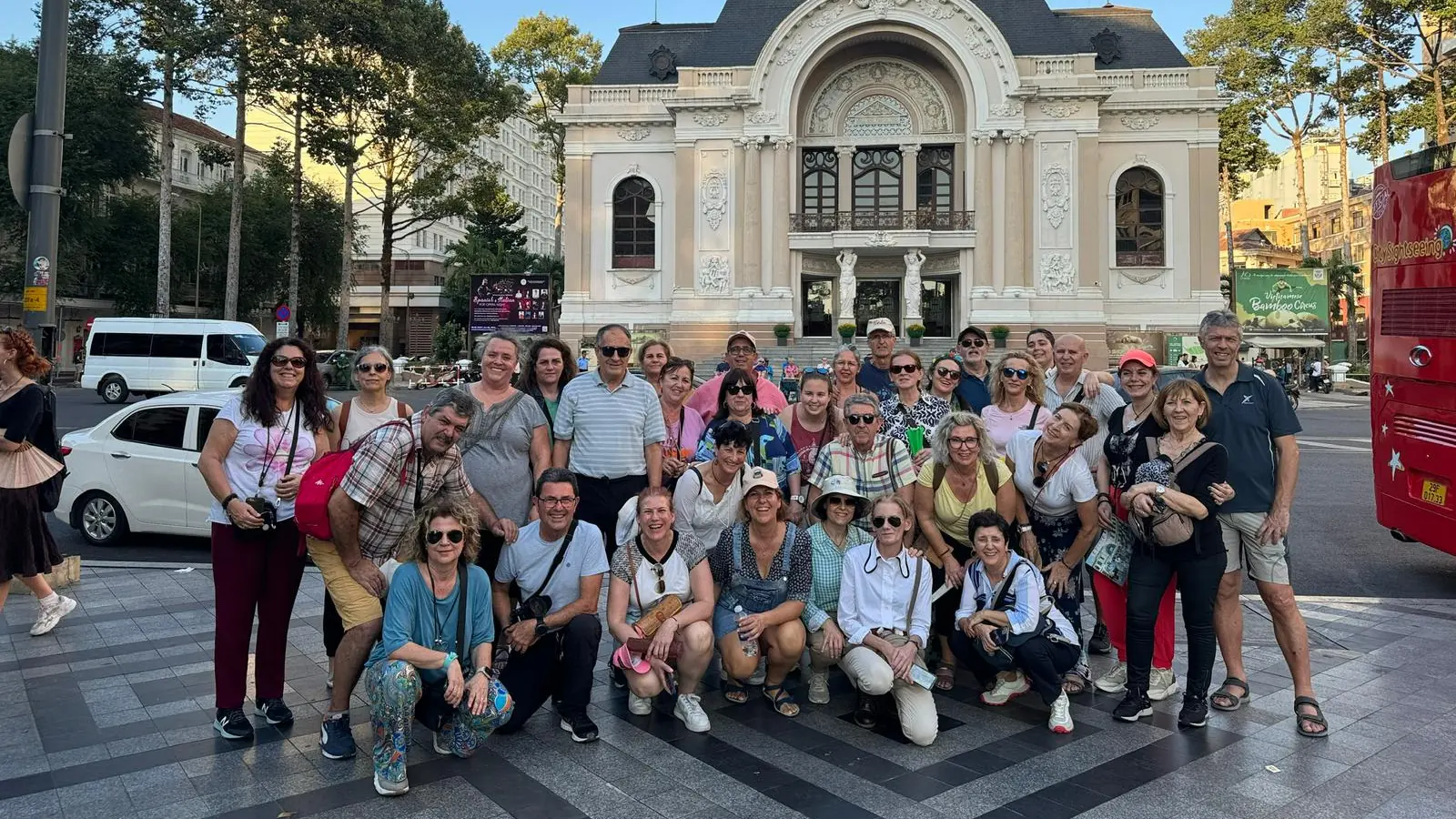 Grupo de viajantes da Metta Voyage em frente ao Teatro Municipal de Ho Chi Minh (1900)