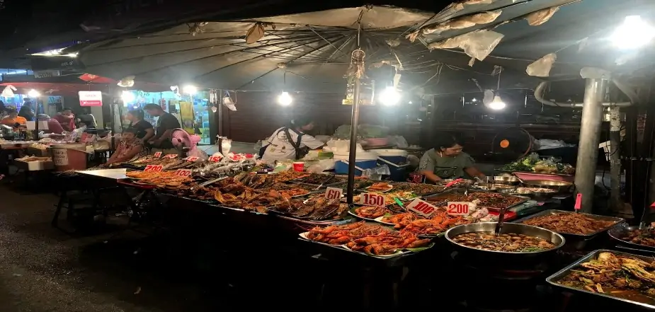 Chang-Phuak-Gate-Night-Market-Food-Stalls
