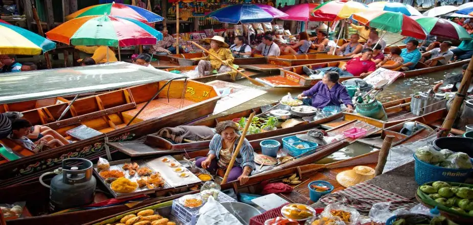 Damnoen-Saduak-Floating-Market